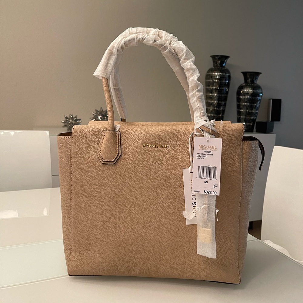 Brand NEW Micheal Kors LG satchel leather purse dust bag include never used.